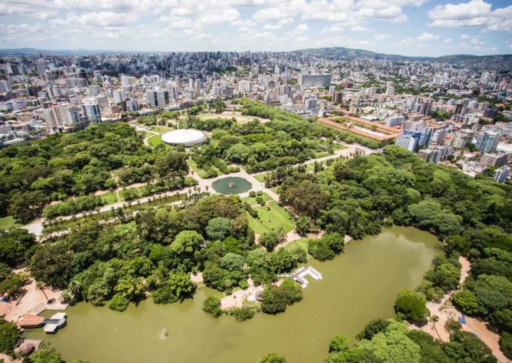 Imagem aérea da vista urbana da capital gaúcha mostra parque cercado por prédios para ilustrar matéria sobre os parques em Porto Alegre