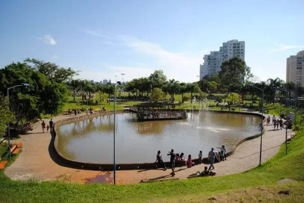 Imagem de lago e vegetação do Parque Germânia, em Porto Alegre