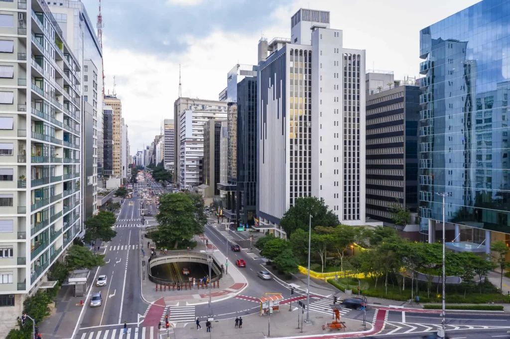 Imagem da Avenida Paulista, perto do bairro Consolação, no Centro de São Paulo, mostra avenida e prédios da região para ilustrar matéria sobre as zonas mais ricas de SP