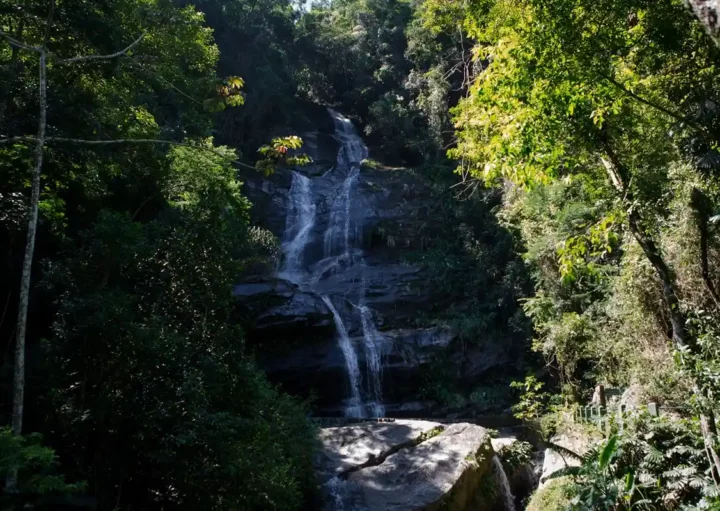 Foto que ilustra matéria sobre Cachoeiras no Rio de Janeiro mostra uma das cachoeiras da Floresta da Tijuca (Foto: Luciola Vilella | MTur)