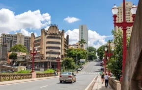 Foto que ilustra matéria sobre a Região Leste de BH mostra o final do Viaduto Santa Tereza e o início da Avenida Assist Chateaubriand, que liga o Centro ao bairro Floresta (Foto: Shutterstock)