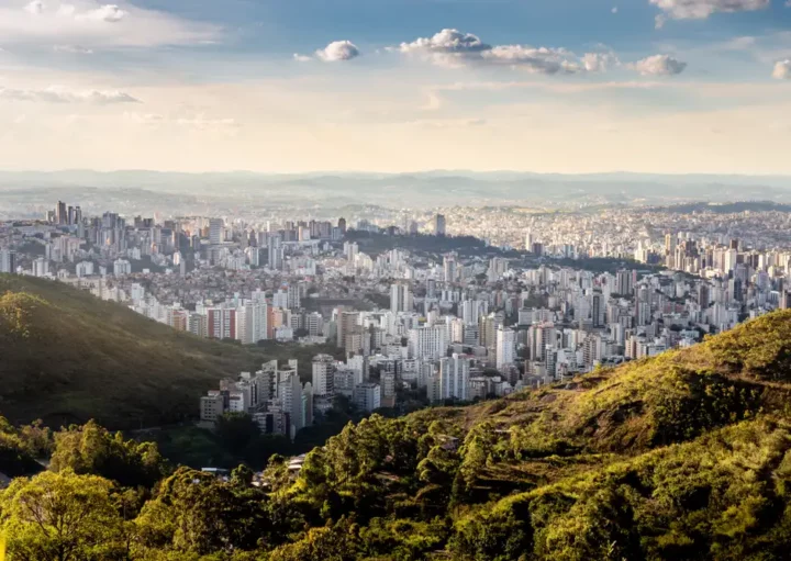 Foto que ilustra matéria sobre a Região Metropolitana de BH mostra a cidade de Belo Horizonte vista do alto (Foto: Shutterstock)