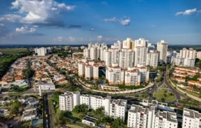 Foto que ilustra matéria sobre a Região Metropolitana de Campinas mostra a cidade de Campinas vista do alto em um dia claro de céu azul com poucas nuvens (Foto: Shutterstock)