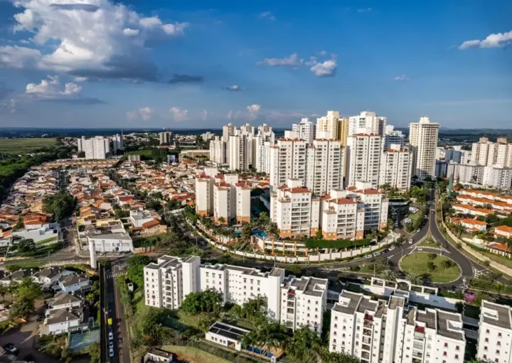 Foto que ilustra matéria sobre a Região Metropolitana de Campinas mostra a cidade de Campinas vista do alto em um dia claro de céu azul com poucas nuvens (Foto: Shutterstock)