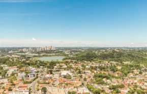 Foto que ilustra matéria sobre a Região Metropolitana de Curitiba mostra uma vista panorâmica do alto da Capital Paranaense (Foto: Shutterstock)