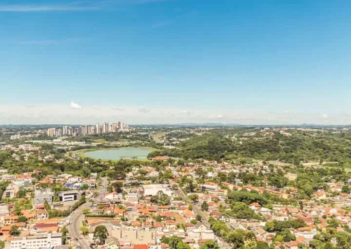 Foto que ilustra matéria sobre a Região Metropolitana de Curitiba mostra uma vista panorâmica do alto da Capital Paranaense (Foto: Shutterstock)