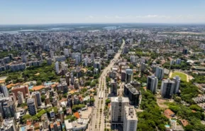 Foto que ilustra matéria sobre a Região Metropolitana de Porto Alegre mostra a Capital Gaúcha vista do alto (Foto: Shutterstock)