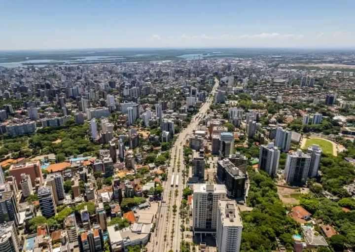 Foto que ilustra matéria sobre a Região Metropolitana de Porto Alegre mostra a Capital Gaúcha vista do alto (Foto: Shutterstock)