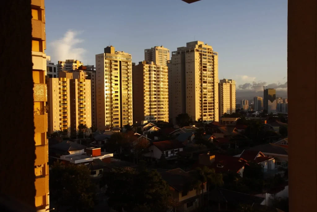 Imagem do bairro Jardim Aquarius, em São José dos Campos, mostra prédios e casas da região ao entardecer