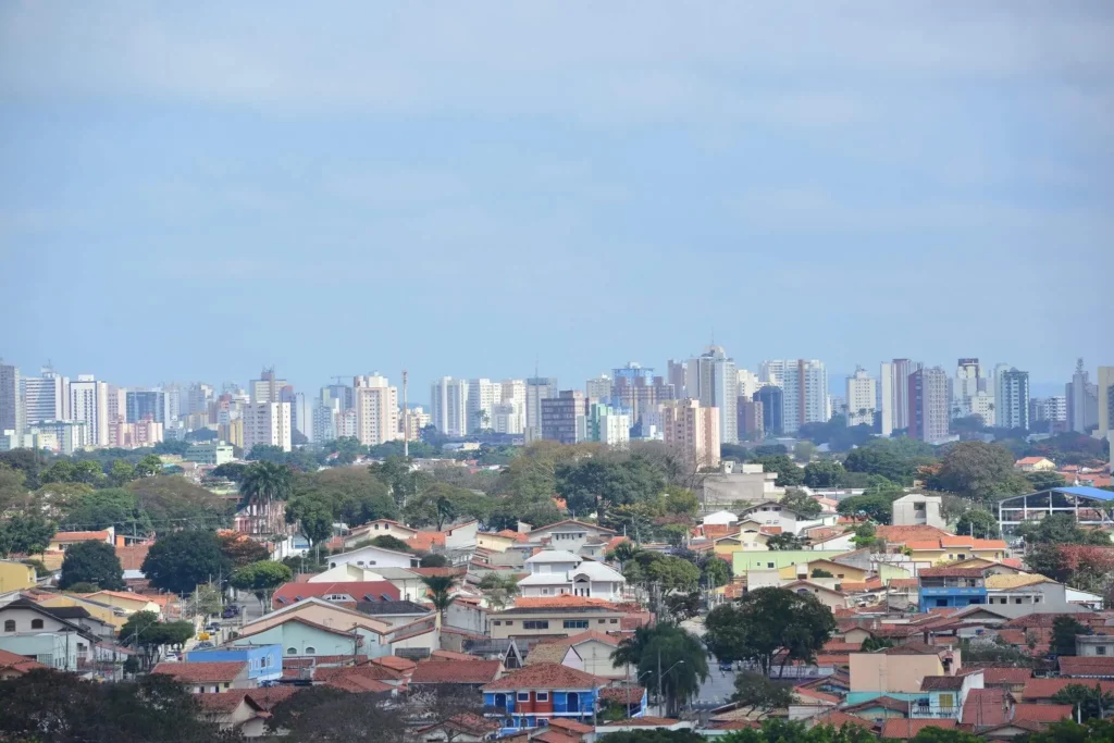 Imagem do bairro Vila Industrial, em São José dos Campos, mostra casas da região e prédios da região Central ao fundo