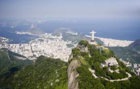 Vista aérea do Rio de Janeiro mostra o Cristo Redentor para ilustrar matéria sobre os bairros nobres do RJ