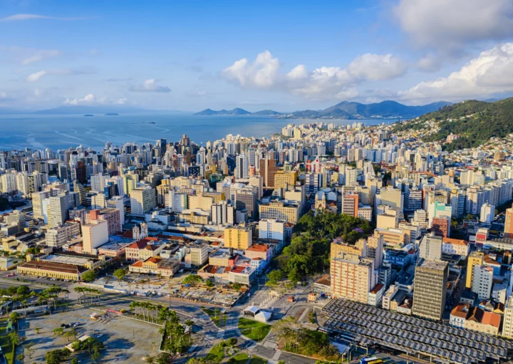 Vista áerea da paisagem urbana de Florianópolis, capital de Santa Catarina, para ilustrar matéria sobre as capitais mais seguras do Brasil