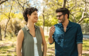 Imagem de um casal composto por um homem e uma mulher sorridentes para ilustrar matéria sobre as cidades mais seguras do Rio Grande do Sul