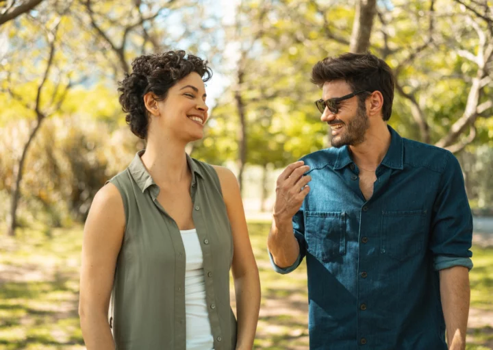 Imagem de um casal composto por um homem e uma mulher sorridentes para ilustrar matéria sobre as cidades mais seguras do Rio Grande do Sul