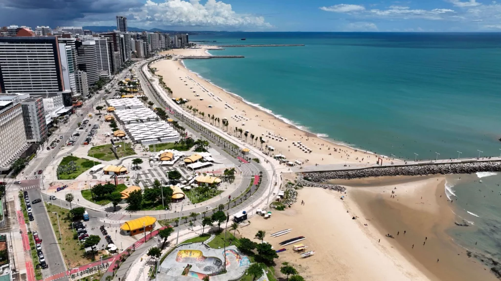 Imagem aérea de praia em Fortaleza para ilustrar matéria sobre a qual cidade é a mais populosa do Brasil