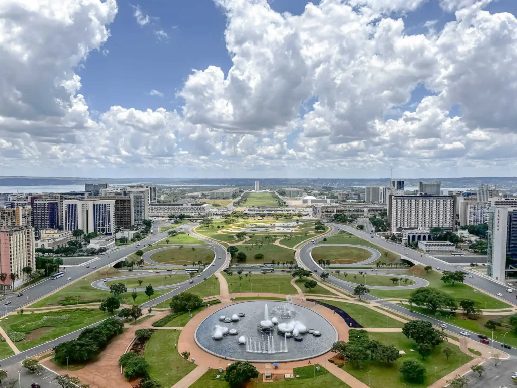 Imagem aérea da paisagem urbana do Centro de Brasília mostra visão da Torre de TV, no Eixo Monumental, para ilustrar matéria sobre cidades populosas do Brasil