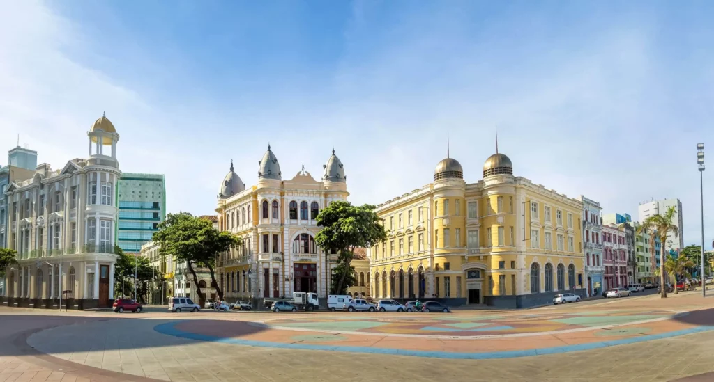 Imagem panorâmica da praça Marco Zero, em Recife, para ilustrar matéria sobre as cidades populosas do Brasil