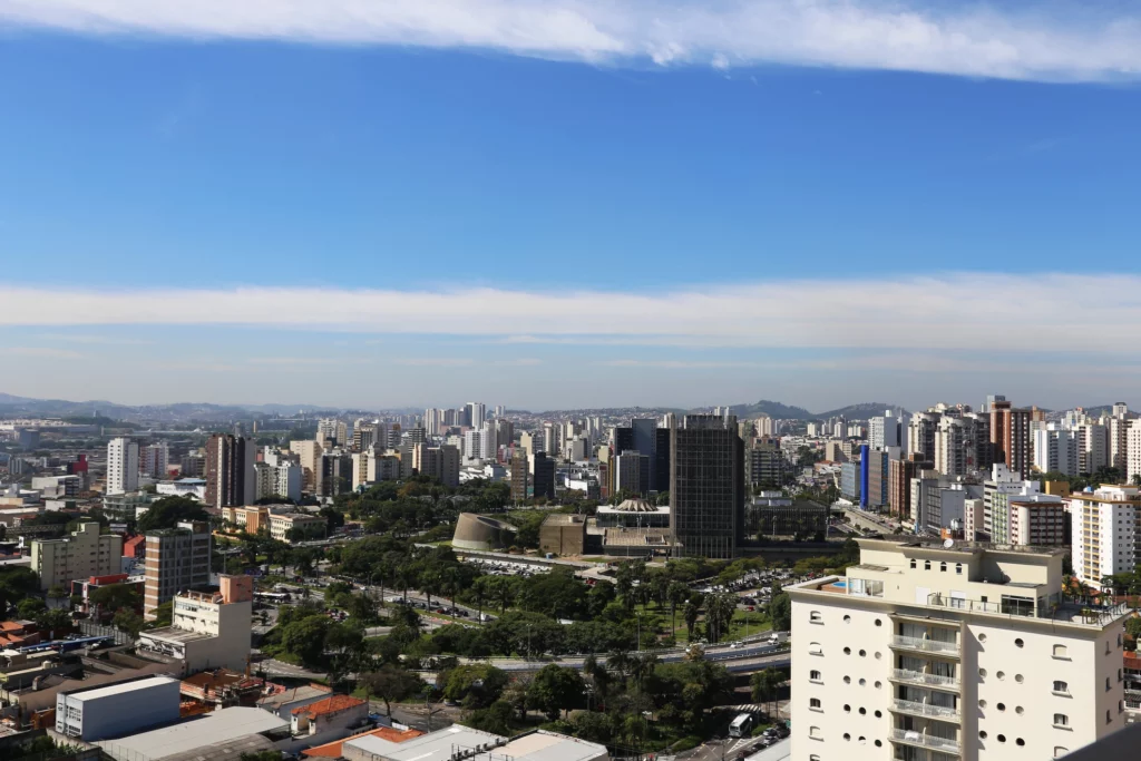 Imagem da vista aérea de Santo André, em São Paulo, mostra prédios em um dia ensolarado para ilustrar matéria sobre as cidades próximas a SP para morar