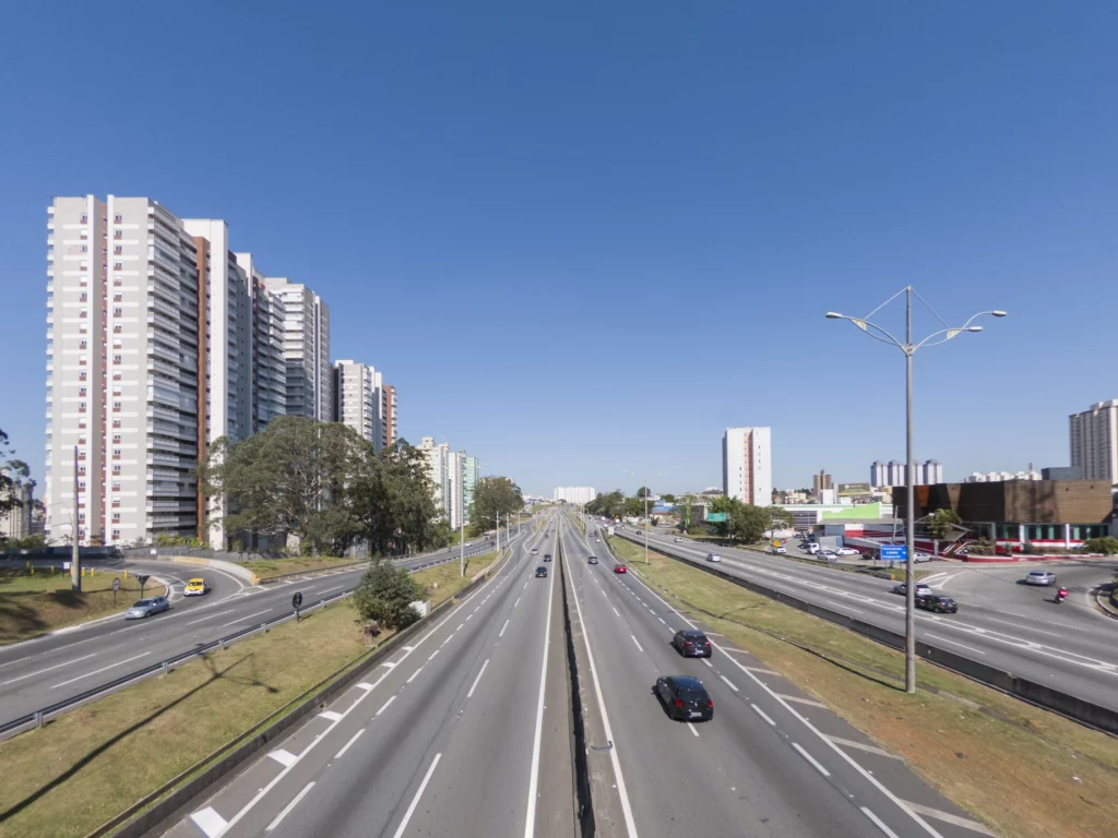 Imagem da Rodovia Anchieta, em São Bernardo do Campo, para ilustrar matéria sobre as cidades próximas a SP para morar