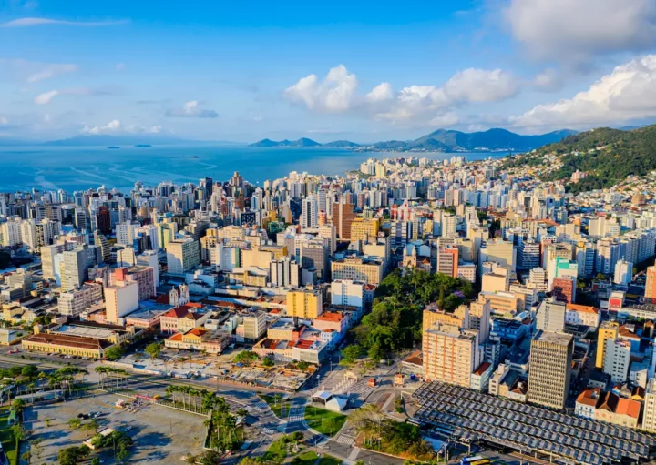 Fotografia aérea da cidade de Florianópolis, em Santa Catarina.