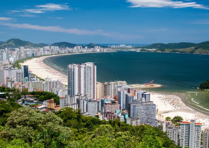 Fotografia aérea do litoral de Santos.