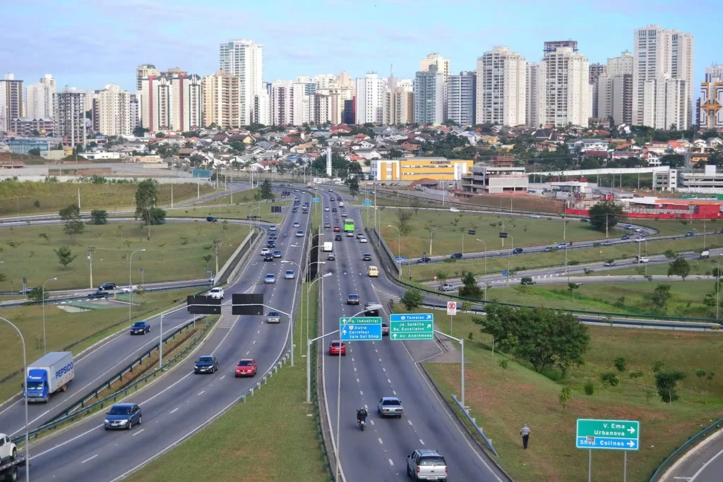 Imagem do Anel Viário de São José dos Campos mostra carrs nas avenidas e prédios ao fundo para ilustrar matéria sobre os melhores bairros de São José dos Campos, SP