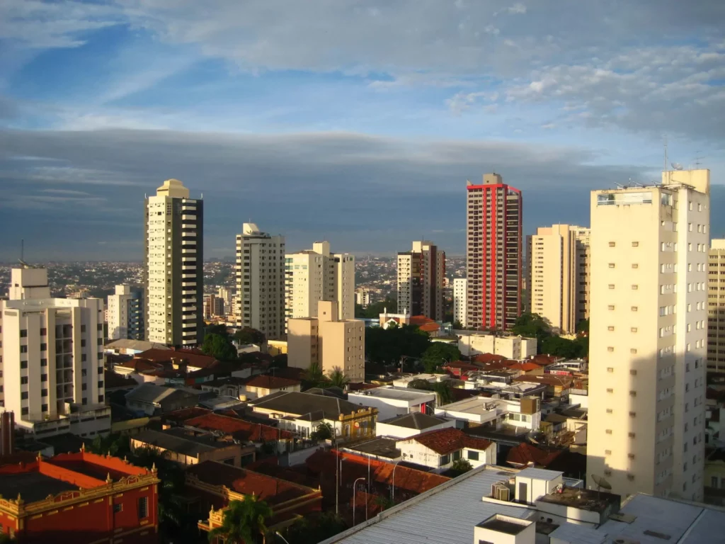 Imagem da vista aérea de Uberlândia, em Minas Gerais, mostra prédios da cidade em um dia de céu azul