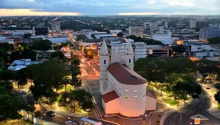 Imagem da vista aérea de Teresina, no Piauí, mostra paisagem urbana da cidade no fim da tarde