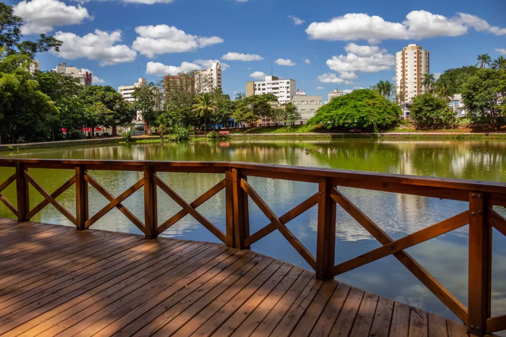 Imagem do Bosque dos Buritis, em Goiânia, mostra lago, vegetação e prédios da cidade para ilustrar matéria sobre a população das cidades do Brasil