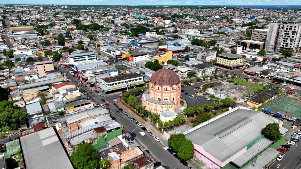 Imagem aérea do Centro Histórico de Manaus com vista para casas e rodovias para ilustrar matéria sobre quais são as cidades mais populosas do Brasil
