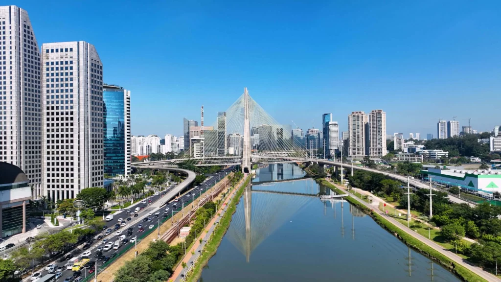 Imagem panorâmica de parte de SP com vista para uma ponte, um lago e alguns prédios para ilustrar matéria sobre qual a cidade mais populosa do Brasil