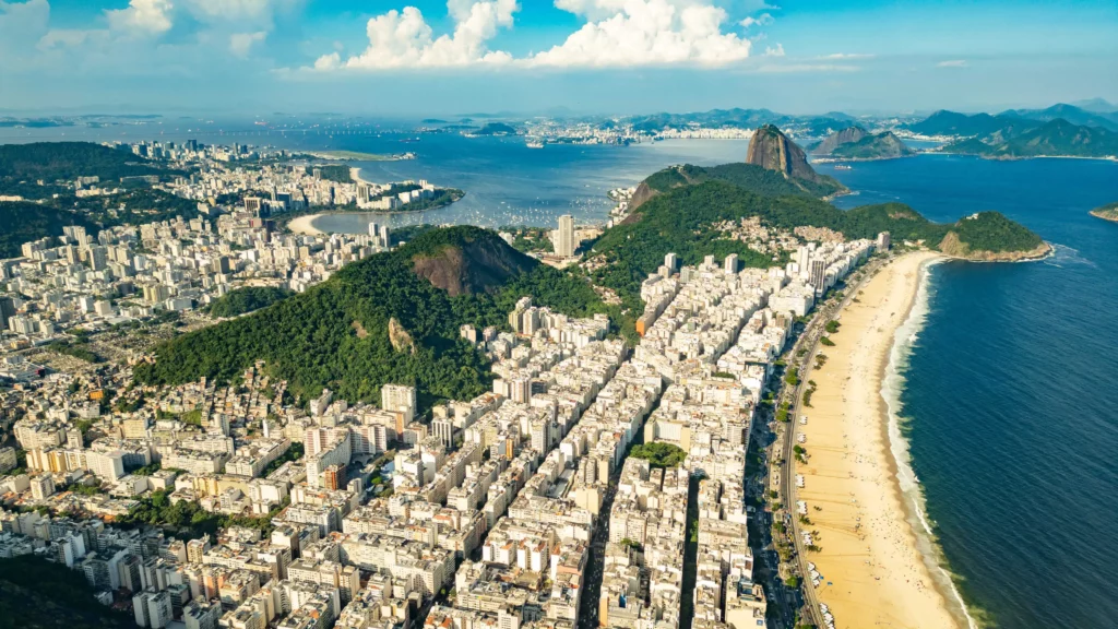 Imagem aérea do bairro de Copacabana, no Rio de Janeiro, com vista para o mar para ilustrar matéria sobre qual é a cidade mais populosa do Brasil