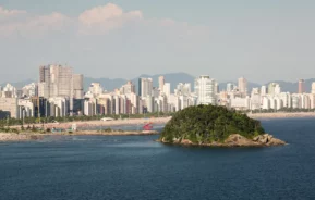 Fotografia aérea do litoral da Região Metropolitana da Baixada Santista.