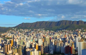 Imagem da vista urbana de Belo Horizonte, em Minas Gerais, mostra prédios e montanha ao fundo em um dia de céu azul para ilustrar matéria sobre a Região Metropolitana de BH