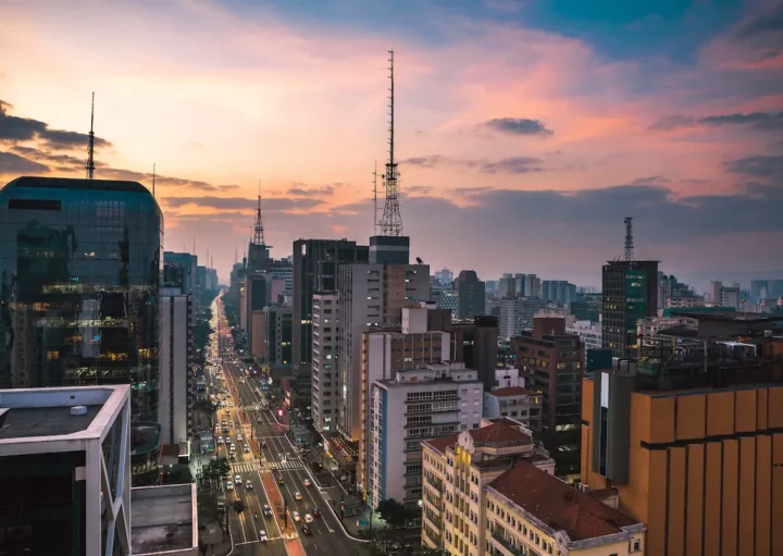Fotografia aérea de uma cidade grande.