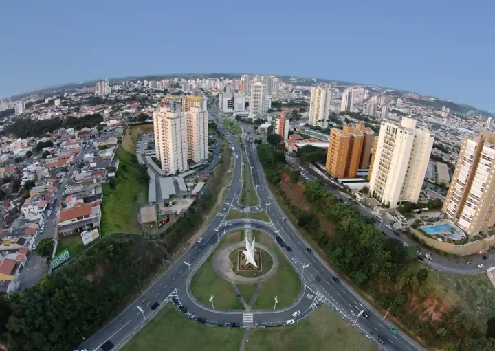 Foto que ilustra matéria sobre o custo de vida em Jundiaí mostra uma vista panorâmica aérea da cidade (Foto: Prefeitura Municipal de Jundiaí)