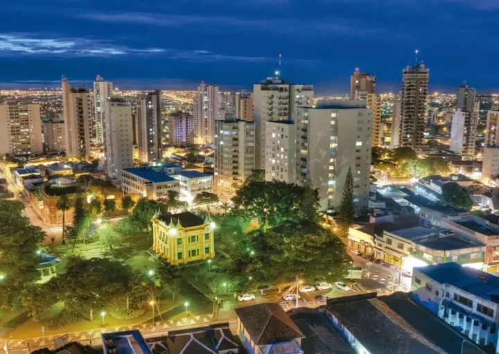 Foto que ilustra matéria sobre Custo de vida em Uberlândia mostra a cidade do Triângulo Mineiro vista do alto à noite (Foto: Portal da Predfeitura de Uberlândia)