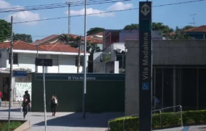 Foto mostra a entrada da estação Vila Madalena (Foto: Wikimedia Commons)