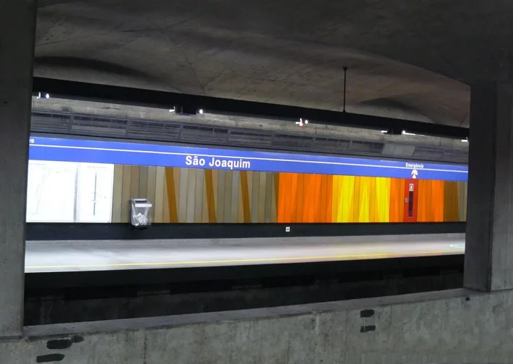 Foto que ilustra matéria sobre o Metrô São Joaquim, em São Paulo, mostra uma das plataformas da estação (Foto: Wikimedia Commons)