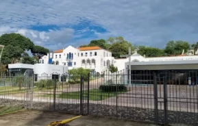 Foto que ilustra matéria sobre a Região Noroeste de BH mostra a entrada do campus da Pontifícia Universidade Católica de Minas Gerais (PUC-Minas), localizada no bairro Coração Eucarístico (Foto: Wikimedia Commons)