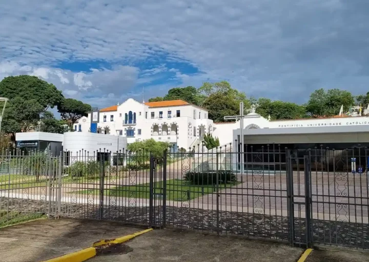 Foto que ilustra matéria sobre a Região Noroeste de BH mostra a entrada do campus da Pontifícia Universidade Católica de Minas Gerais (PUC-Minas), localizada no bairro Coração Eucarístico (Foto: Wikimedia Commons)