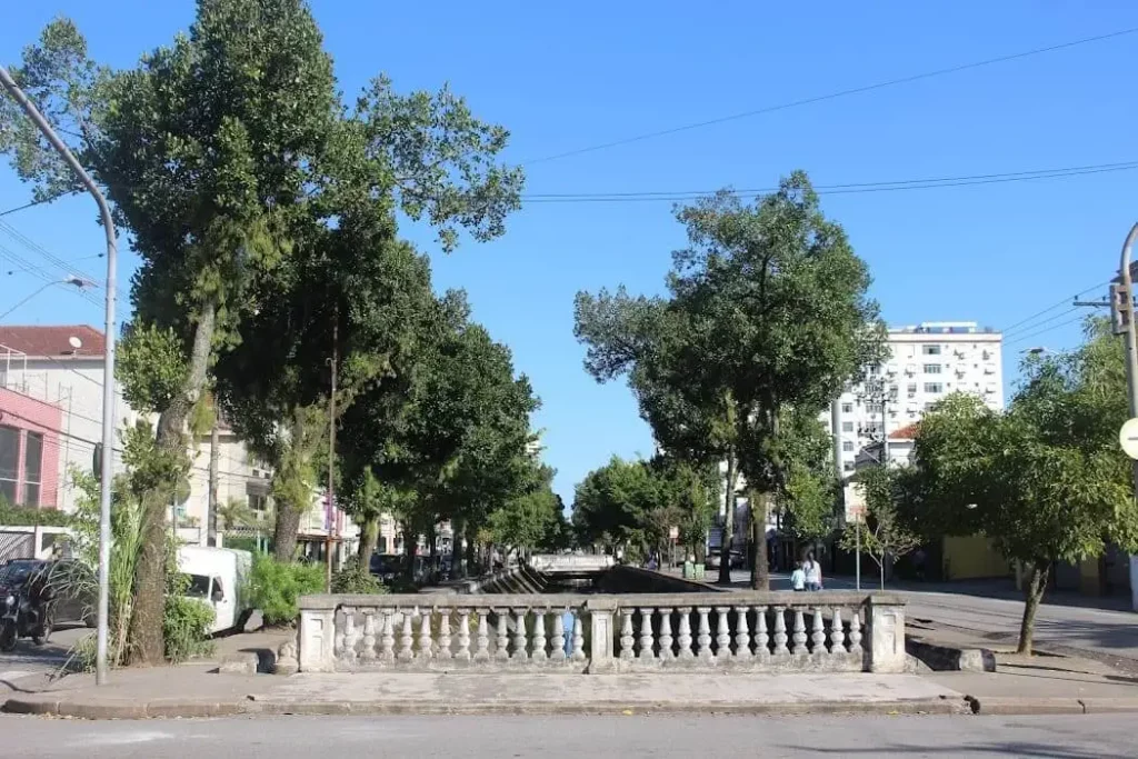 Imagem de uma rua com casas, prédios e árvores em Campo Grande, um dos bairros de Santos bons para morar
