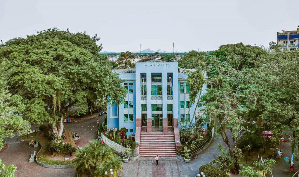 Imagem da vista aérea da prefeitura de Magé, no Rio de Janeiro, na praça central da cidade rodeada de árvores para ilustrar matéria sobre a cidade mais segura do Rio de Janeiro