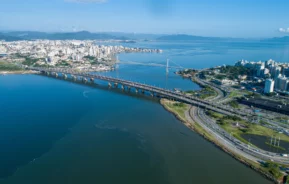 Imagem da vista aérea de Florianópolis para ilustrar matéria sobre as cidades mais seguras de Santa Catarina