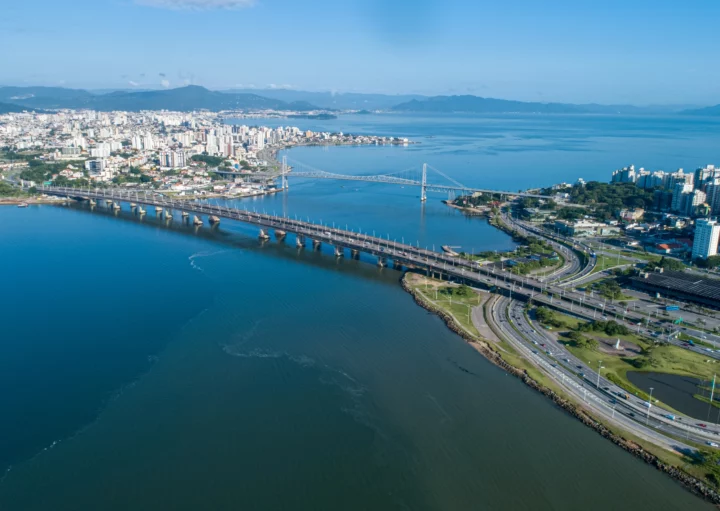 Imagem da vista aérea de Florianópolis para ilustrar matéria sobre as cidades mais seguras de Santa Catarina