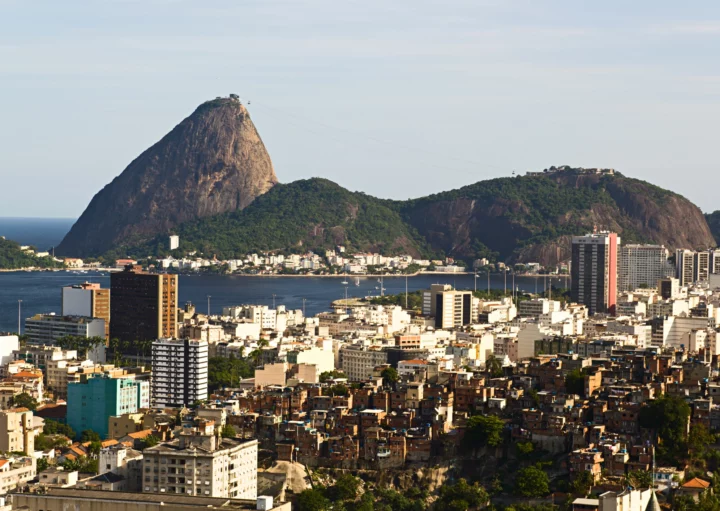 Imagem da vista aérea do Rio de Janeiro mostra prédios, mar e o Pão de Açúcar ao fundo para ilustrar matéria sobre as melhores capitais do Brasil