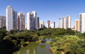 Foto do parque Flamboyant de Goiânia.