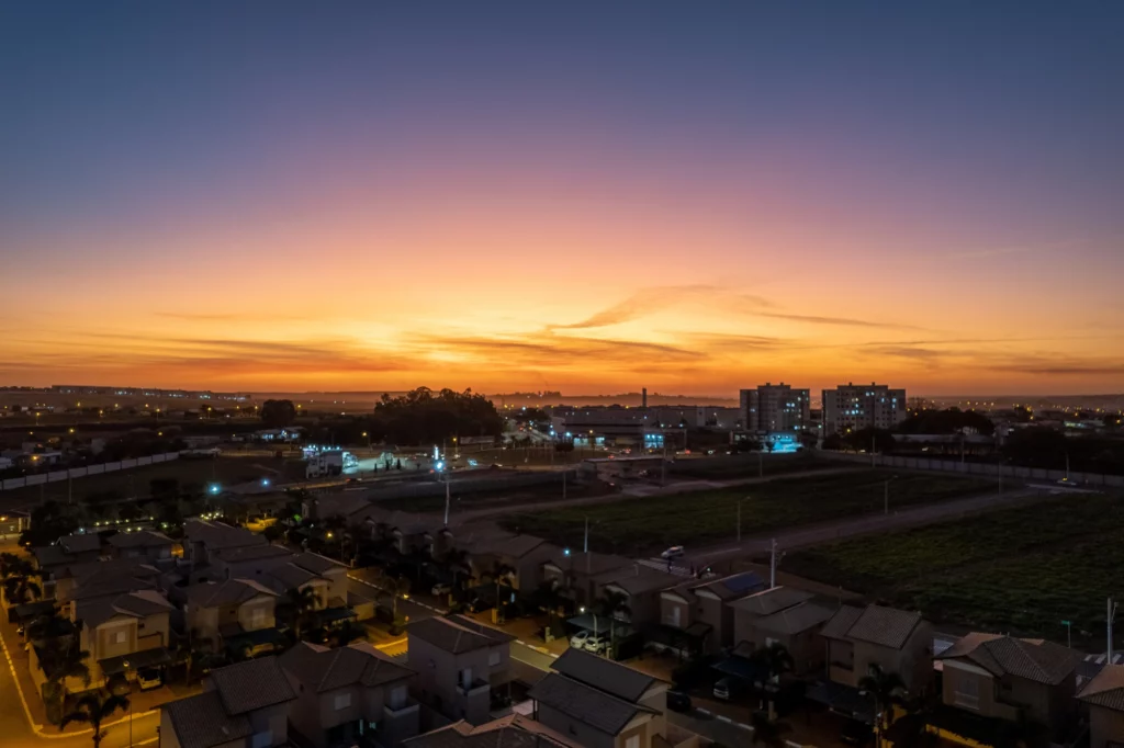 Imagem da vista aérea de Paulínia, em São Paulo, durante a noite, mostra pôr do sol na cidade