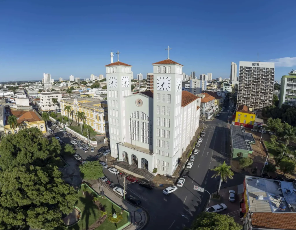 Imagem da vista aérea da Catedral Basílica do Senhor Bom Jesus, em Cuiabá, para ilustrar matéria sobre quais são as melhores capitais do Brasil
