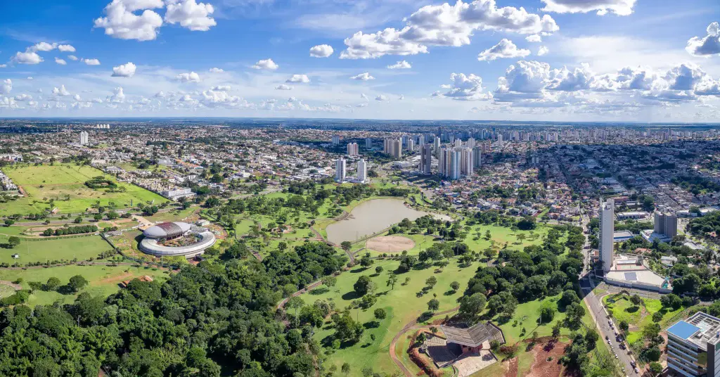 Imagem da vista áerea de Campo Grande mostra vegetação, avenidas e prédios da cidade para ilustrar matéria sobre quais são as melhores capitais do Brasil para morar